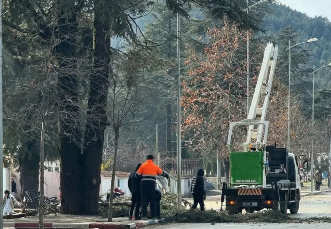 فضيحة :    جماعة إساكن بالحسيمة تتزين بالمصابيح والنظافة منذ أيام لإستقبال حضرة العامل !!