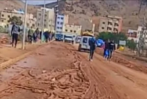 الحسيمة :   فضيحة مدخل سوق خميس جماعة بني بوفراح :    أوحال تغرق الممر ورئيس الجماعة يختفي في طنجة