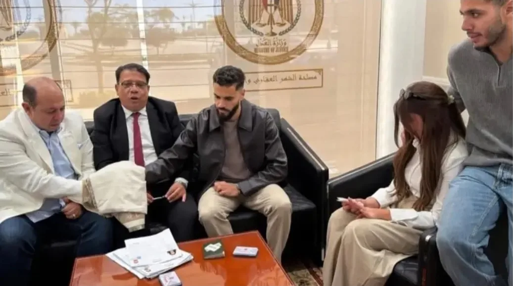 النجم بنتايك بعد تتويجه مع المغرب بكأس العرب يُسقِط قلب إبنة مسؤول كبير في نادي الزمالك !