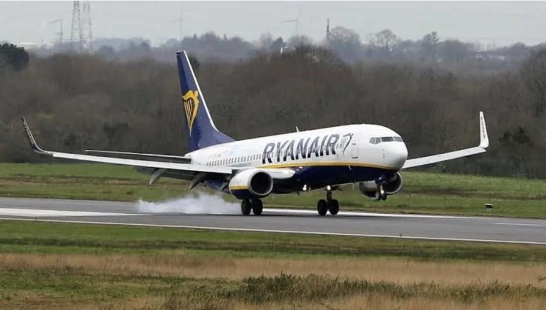 لحظات رُعــب وهلع … طائرة «رايان إير» تصطدم بصهريج وقود ضخم خلال الإقلاع