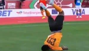 كأس إفريقيا 2025 :     لحظة رعب وهتاف جنوني … باتسون داكا ينجو من الموت ويخطف التعادل القاتل لزامبيا أمام مالي