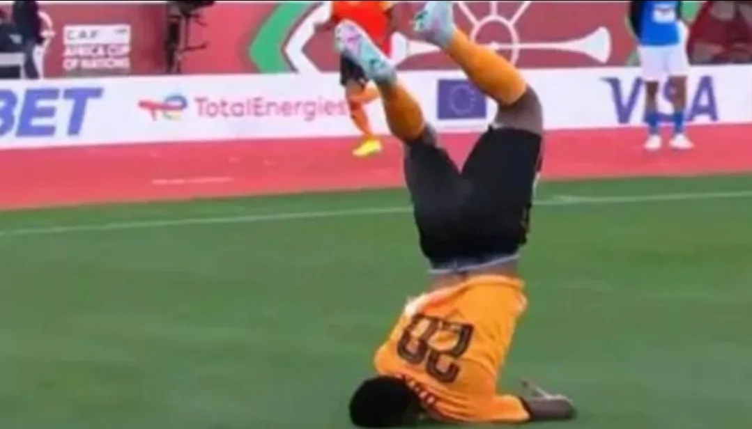 كأس إفريقيا 2025 :     لحظة رعب وهتاف جنوني … باتسون داكا ينجو من الموت ويخطف التعادل القاتل لزامبيا أمام مالي