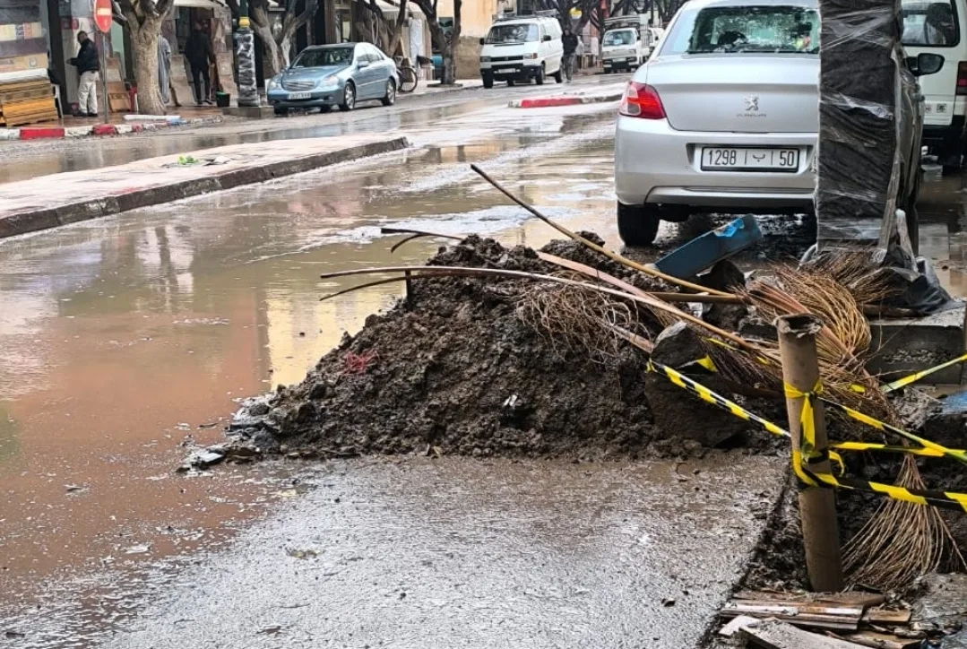 الناظور :     أمطار تربك المدينة وأشغال عرجاء من مقاولة ضعيفة تتسبب أذى للعابرين والسيارات