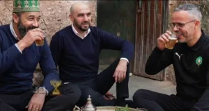 صورة المدرب المغربي تتصدر مواقع التواصل … “سي وليد ، إلى بغيتي تشرب أتاي جيب الكأس ديالك !”