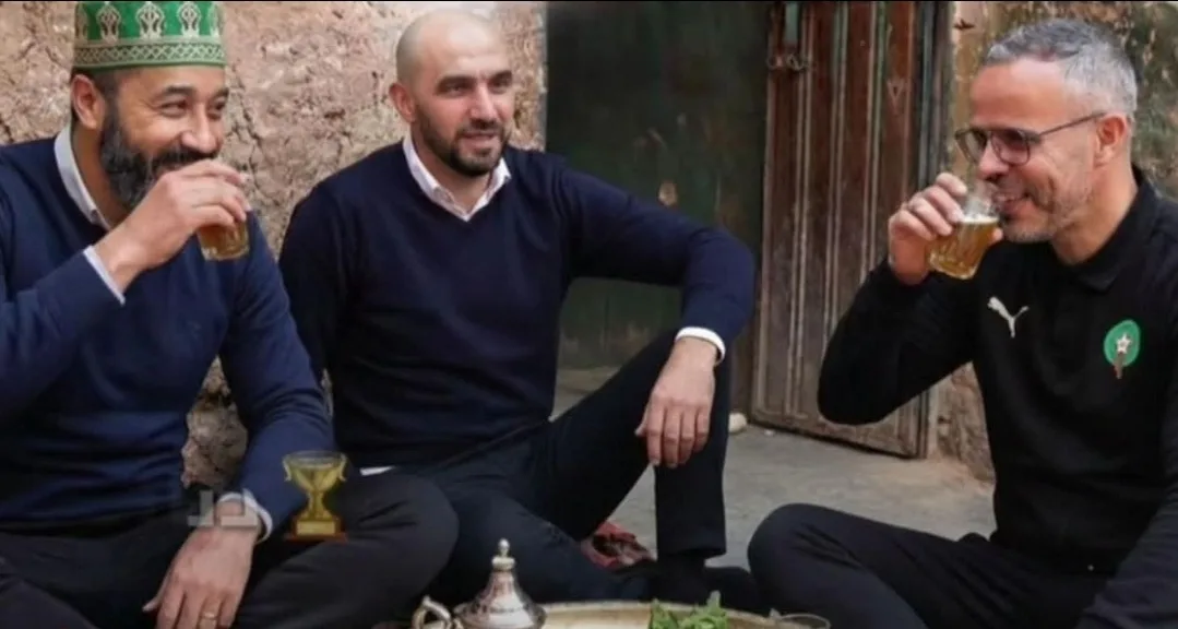 صورة المدرب المغربي تتصدر مواقع التواصل … “سي وليد ، إلى بغيتي تشرب أتاي جيب الكأس ديالك !”