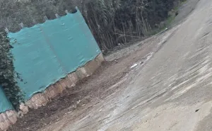 إمزورن :      دركي يهدد مهاجراً مغربياً بالسجن بسبب سؤاله عن أسباب مخالفة “مشبوهة” وسط طريق متدهور ومنحرف