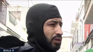 بالفيديو :      إبراهيم شاب مغربي يدخل داخل لهيب النار وينقذ أم وبناتها من موت محقق بإشبيلية