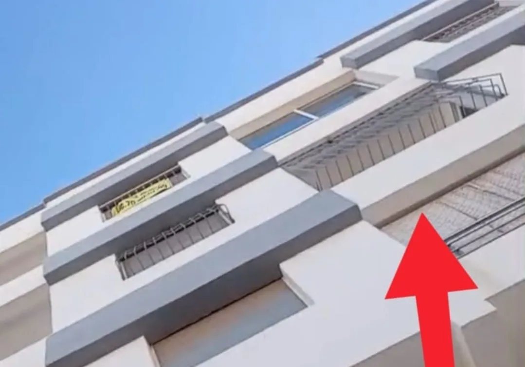 وجدة :    “كرة الثلج” تتدحرج بصمت … المقاول المومني يورط مسؤولين بالمحكمة وأمنيين في صفقات شقق ورشاوي !!