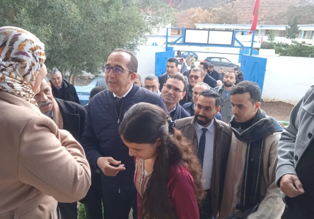 عامل إقليم الحسيمة يظهر بوجه جديد :     جولات ميدانية جديدة في أربع جماعات لمواجهة الهشاشة والسيبة الإدارية”