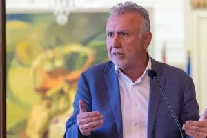 إسبانيا تُعلن إعادة توزيع نحو ألف قاصر مهاجر من جزر الكناري وسبتة ومليلية … ومدريد تعتبر الإجراء “حدثًا تاريخيًا”