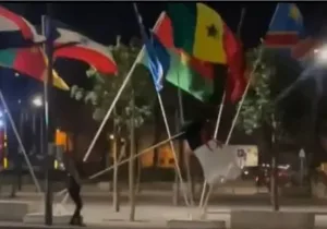 في وقت يدنس فيه العلم المغربي … قضاء الدار البيضاء يتحرك لمعاقبة مزيلي علم الجزائر