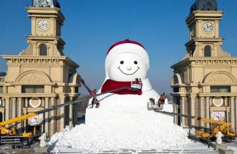 تحفة ثلجية شاهقة في شمال الصين تخطف أنظار العالم