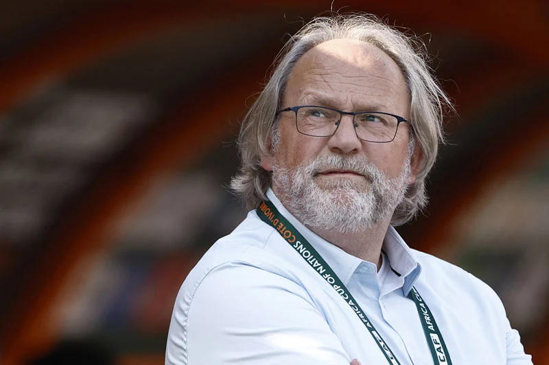 مدرب مالي توم سينتفيت يشيد بتنظيم كان المغرب ويضع أصحاب الأرض في صدارة الترشيحات