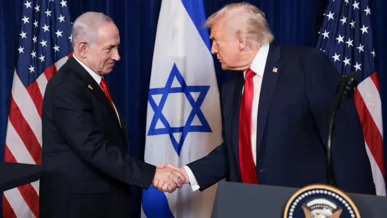 ترامب يؤكد استمرار دعم بلاده لإسرائيل ويحذر حماس من “ثمن باهظ” إذا لم تنزع سلاحها