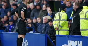 فيفا تدرس السماح بمراجعة ركلات الركنية والبطاقات الصفراء الثانية عبر تقنية الفار في مونديال 2026