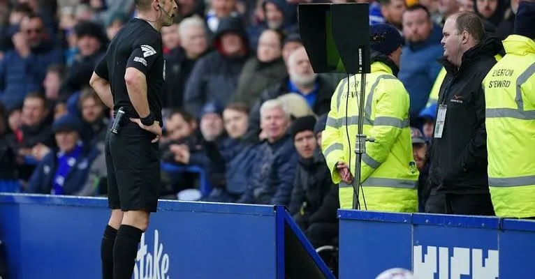 فيفا تدرس السماح بمراجعة ركلات الركنية والبطاقات الصفراء الثانية عبر تقنية الفار في مونديال 2026