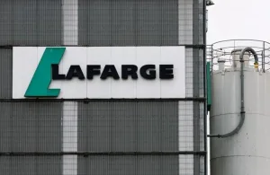 محاكمة “لافارج”.. ملفات ثقيلة تكشف تورطاً استخباراتياً وتمويلاً إرهابياً يهز صورة فرنسا