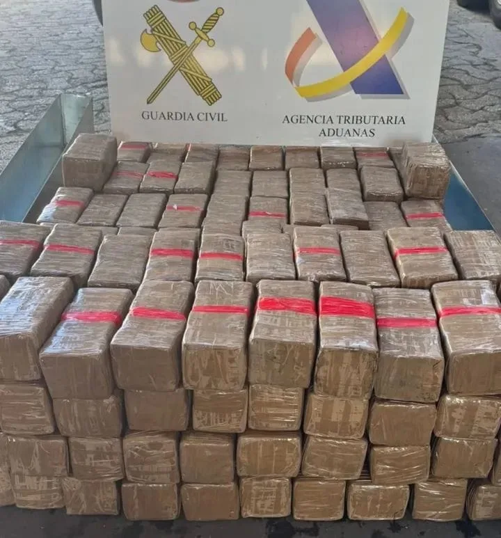 تفكيك شبكة لتهريب الحشيش بعد ضبط أسطول شاحنات قادم من طنجة داخل ميناء الجزيرة الخضراء