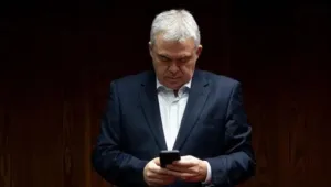 على خطّ “الأثر المغربي” في قضية سيردان: اليمين الإسباني يطالب بكشف اتفاق حزبي مزعوم مع اشتراكيي المغرب