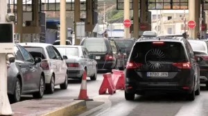 سبتة: سيارة تحمل جثمان مغربي في طابور الانتظار لساعات تثير استياءً واسعًا