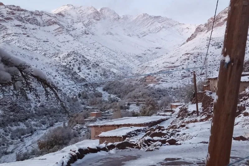 تعليق الدراسة وتعبئة شاملة بأزيلال تحسبًا لموجة ثلوج وأمطار قوية