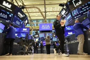 عمالقة التكنولوجيا يعيدون توزيع المخاطر في سباق الذكاء الاصطناعي