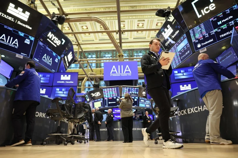 عمالقة التكنولوجيا يعيدون توزيع المخاطر في سباق الذكاء الاصطناعي