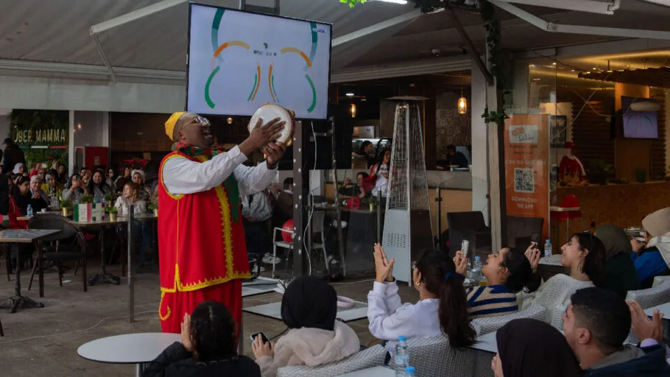 المرصد المغربي لحماية المستهلك يندد بزيادات “خيالية” في المقاهي خلال مباريات “الكان” ويدعو لتدخل عاجل