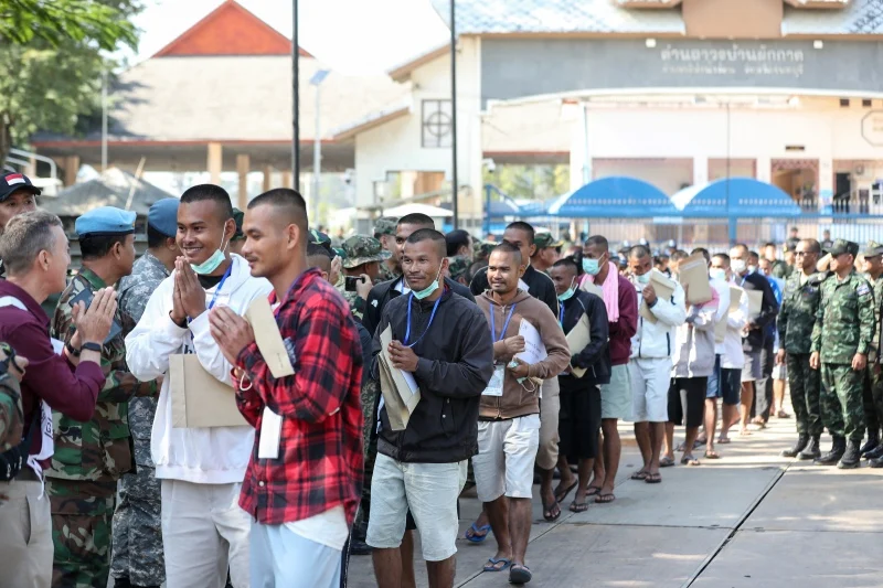 تايلاند تطلق سراح 18 أسير حرب كمبودي في خطوة لتعزيز السلام وإنهاء التوتر الحدودي