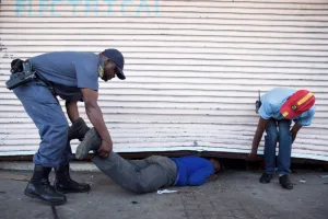 تسع وفيات وجروحى في هجوم مسلح قرب جوهانسبرغ يرفع مخاوف الأمن في جنوب إفريقيا