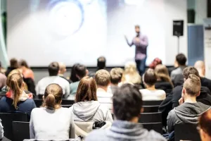 الطلبة المغاربة في بلجيكا تحت تهديد الطرد والقلق يسيطر على مستقبلهم الأكاديمي