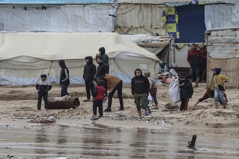 المنخفض الجوي يضاعف معاناة النازحين في غزة ويكشف هشاشة أوضاعهم الإنسانية