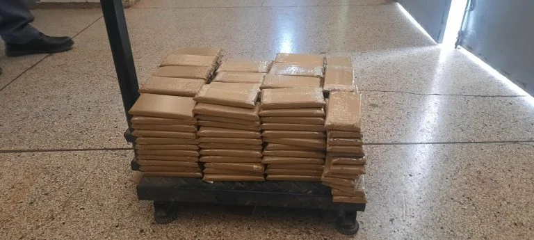 ضبط أكثر من 430 كيلوغرام من المخدرات في مداهمة أمنية بآسفي