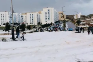 الحسيمة تتلحف بالبياض وتتحول إلى لوحة شتوية ساحرة وسط تعبئة لمواجهة موجة البرد