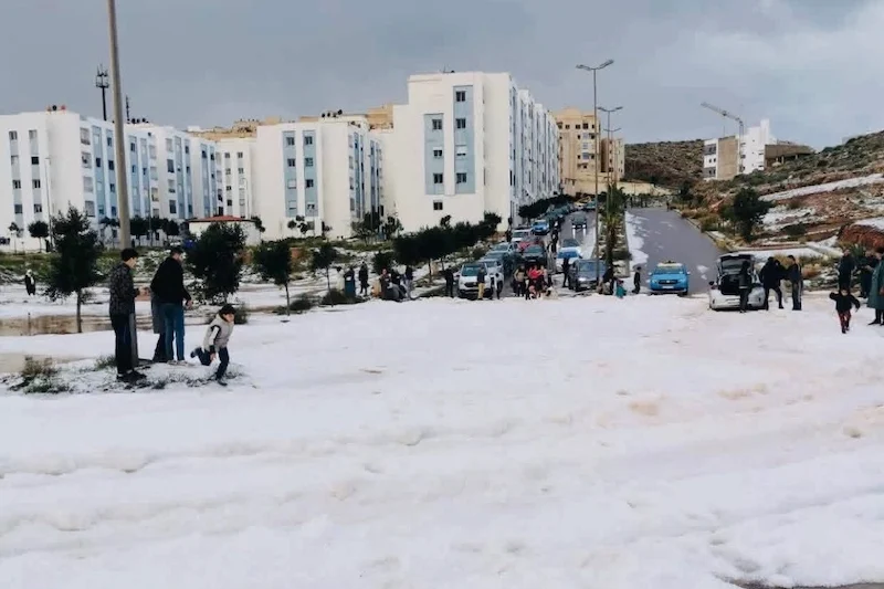 الحسيمة تتلحف بالبياض وتتحول إلى لوحة شتوية ساحرة