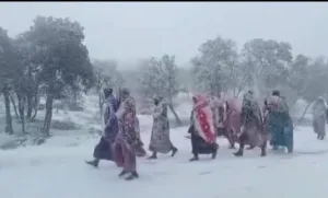 نساء بوتفردة يتقدمن مسيرة احتجاجية في الثلوج ضد تهميش المنطقة وتعقيد مساطر البناء