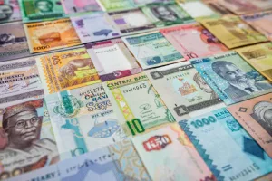 انتعاش العملات الإفريقية في 2025 مع تراجع سطوة الدولار الأمريكي