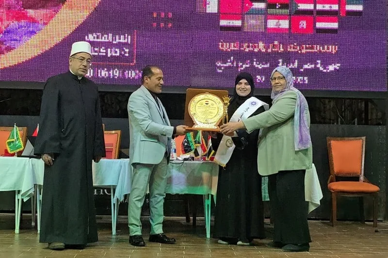 المغربية مروة العفاني تشرق في ملتقى نساء العرب بشرم الشيخ وتكرَّم كوجه نسائي ملهم