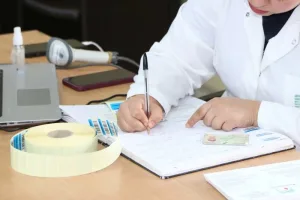 اعتداء على طبيبة بالدار البيضاء يثير استنكار الأطباء ويطالب بحماية العاملين في القطاع الصحي