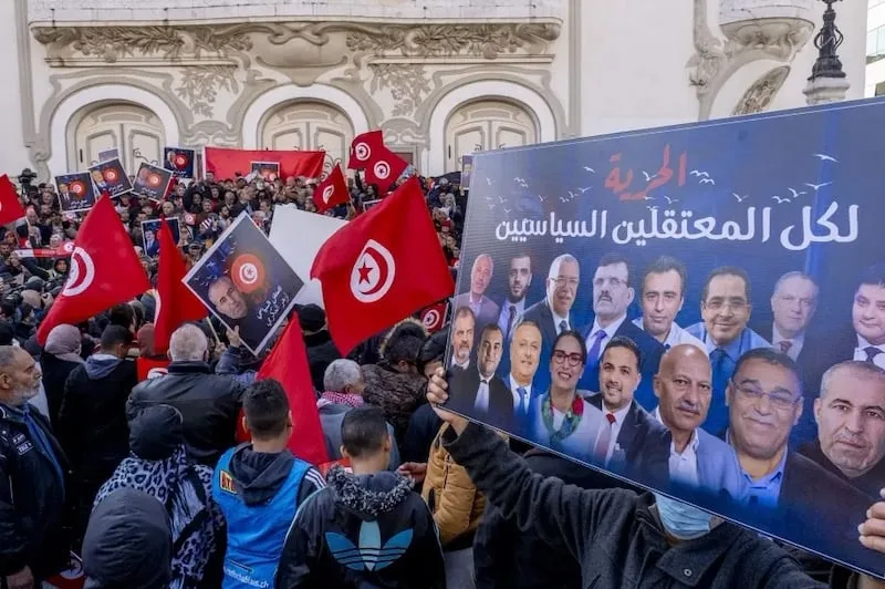 إضراب جماعي في السجون التونسية يعيد ملف المحاكمات السياسية إلى الواجهة