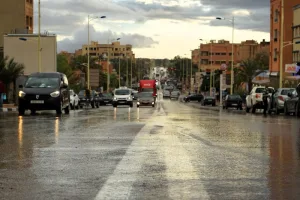 منخفضات أطلسية متتالية تجلب أمطارًا وثلوجًا وبرودة قاسية لعدد واسع من مناطق المغرب