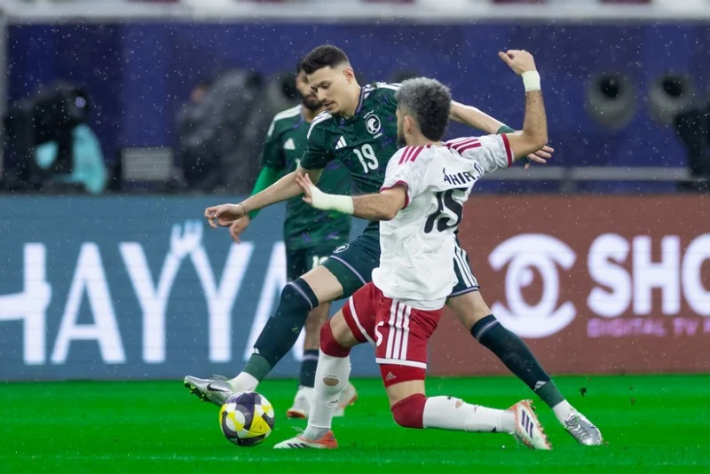 الأمطار تؤجل انطلاق الشوط الثاني لمباراة السعودية والإمارات في كأس العرب