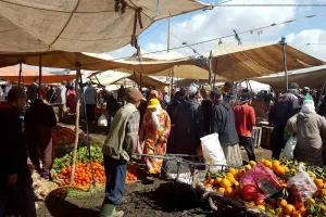 دعوات برلمانية لإدماج الباعة المتجولين وإنصاف المقاولات الصغرى وسط مطالب بتقنين القطاع غير المهيكل