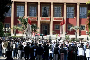 النقابات الصحية تصعّد من احتجاجاتها وتتهم الحكومة بالتراجع عن التزاماتها