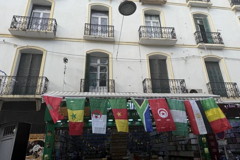 طنجة تتزين بإيقاع الكان وجماهير السنغال تفرض حضورها قبل صافرة البداية