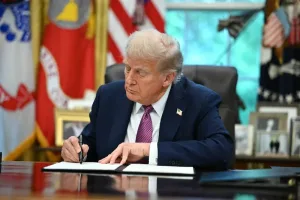 البيت الأبيض يعلن توقيع ترامب على قانون الدفاع الوطني لعام 2026 مع تخصيص دعم عسكري لأوكرانيا