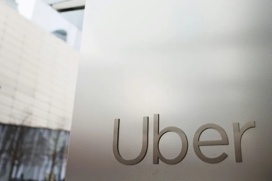 “أوبر” و”لوسيد” تكشفان في لاس فيغاس عن سيارة أجرة كهربائية ذاتية القيادة لمنافسة “وايمو”