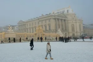 عاصفة ثلجية تشلّ أوروبا: وفيات واضطرابات في النقل وإلغاء مئات الرحلات الجوية