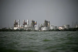 ترامب يحث شركات النفط العالمية على استغلال احتياطات فنزويلا وسط تحفظ المستثمرين