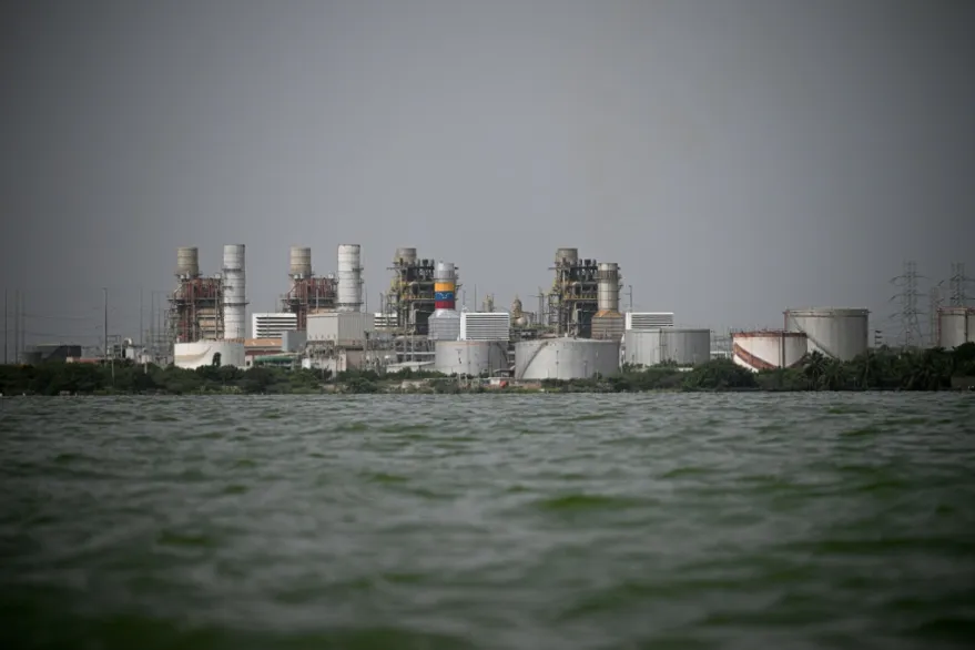 ترامب يحث شركات النفط العالمية على استغلال احتياطات فنزويلا وسط تحفظ المستثمرين